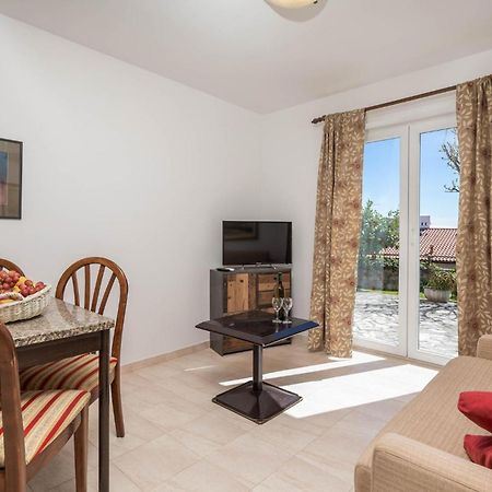 1 Bedroom Cozy Apartment In Ičići Extérieur photo