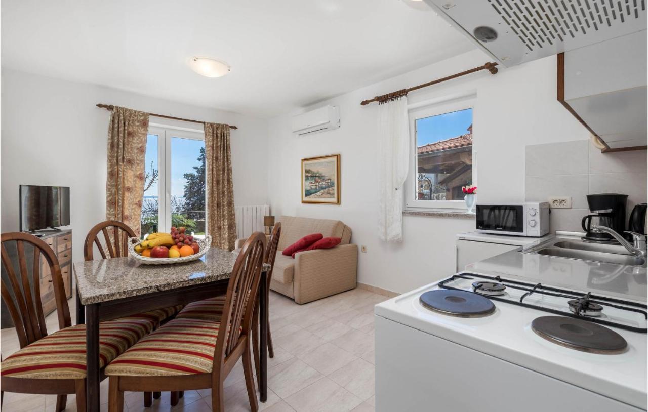 1 Bedroom Cozy Apartment In Ičići Extérieur photo