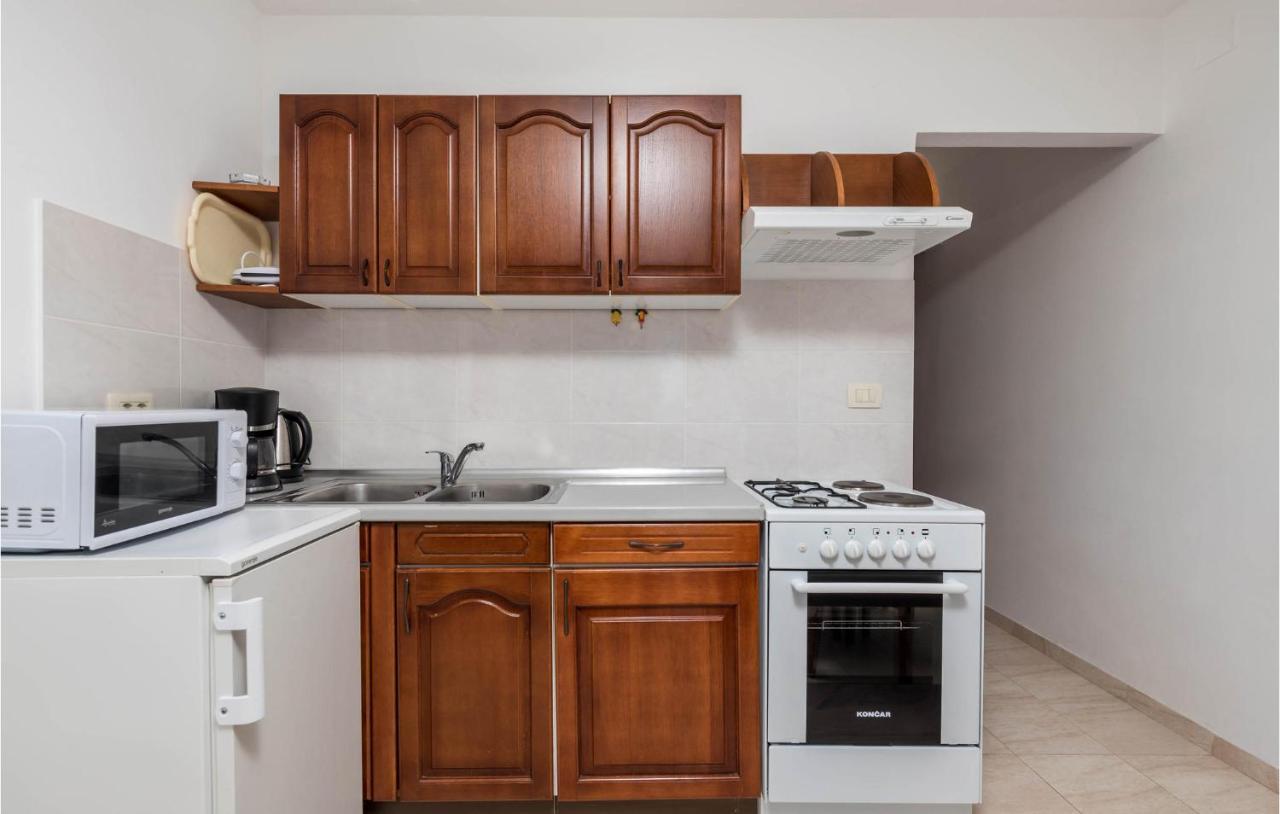 1 Bedroom Cozy Apartment In Ičići Extérieur photo