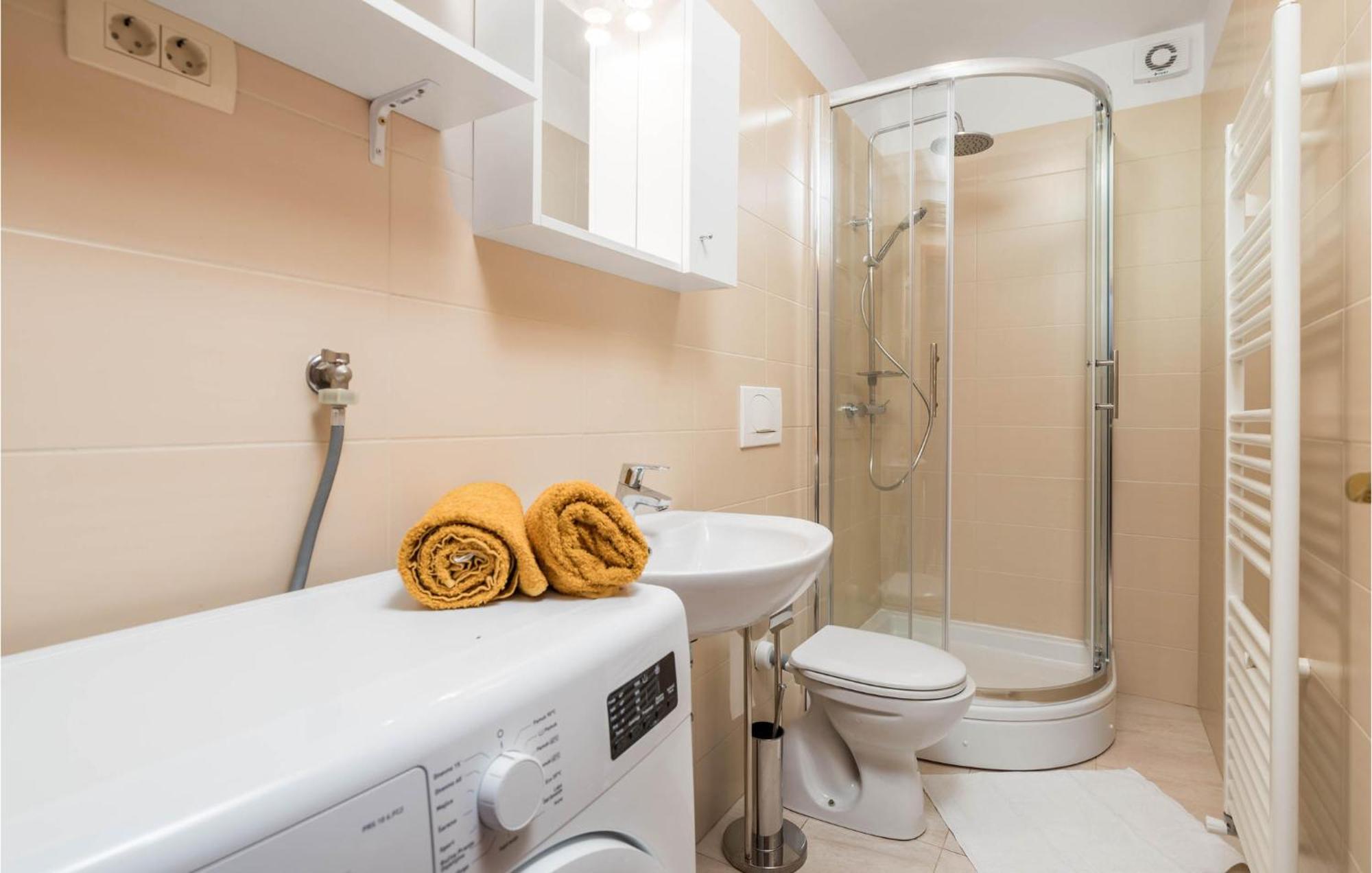1 Bedroom Cozy Apartment In Ičići Extérieur photo