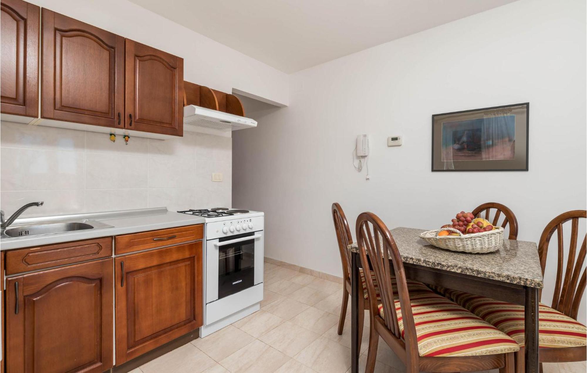 1 Bedroom Cozy Apartment In Ičići Extérieur photo