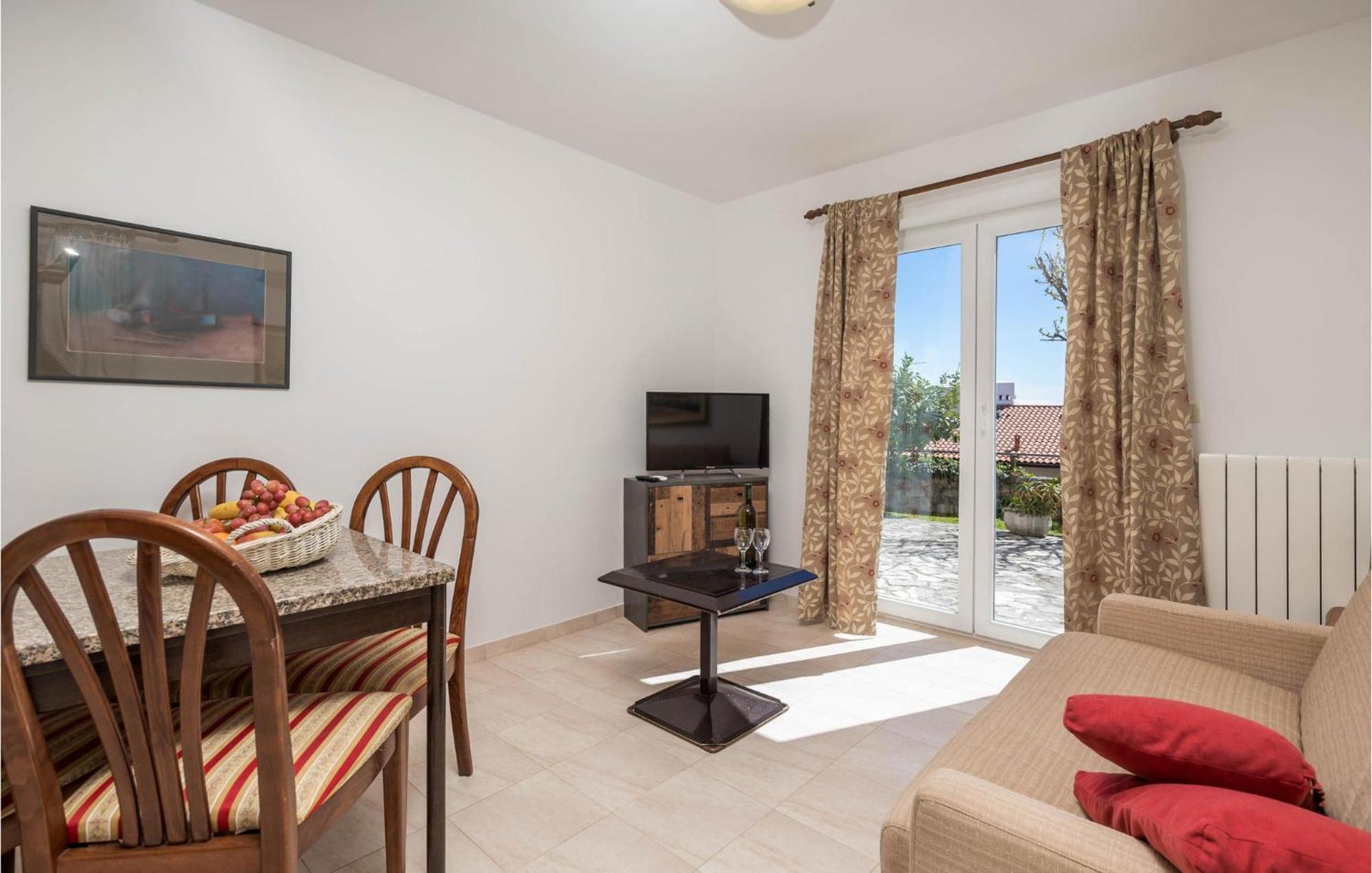 1 Bedroom Cozy Apartment In Ičići Extérieur photo