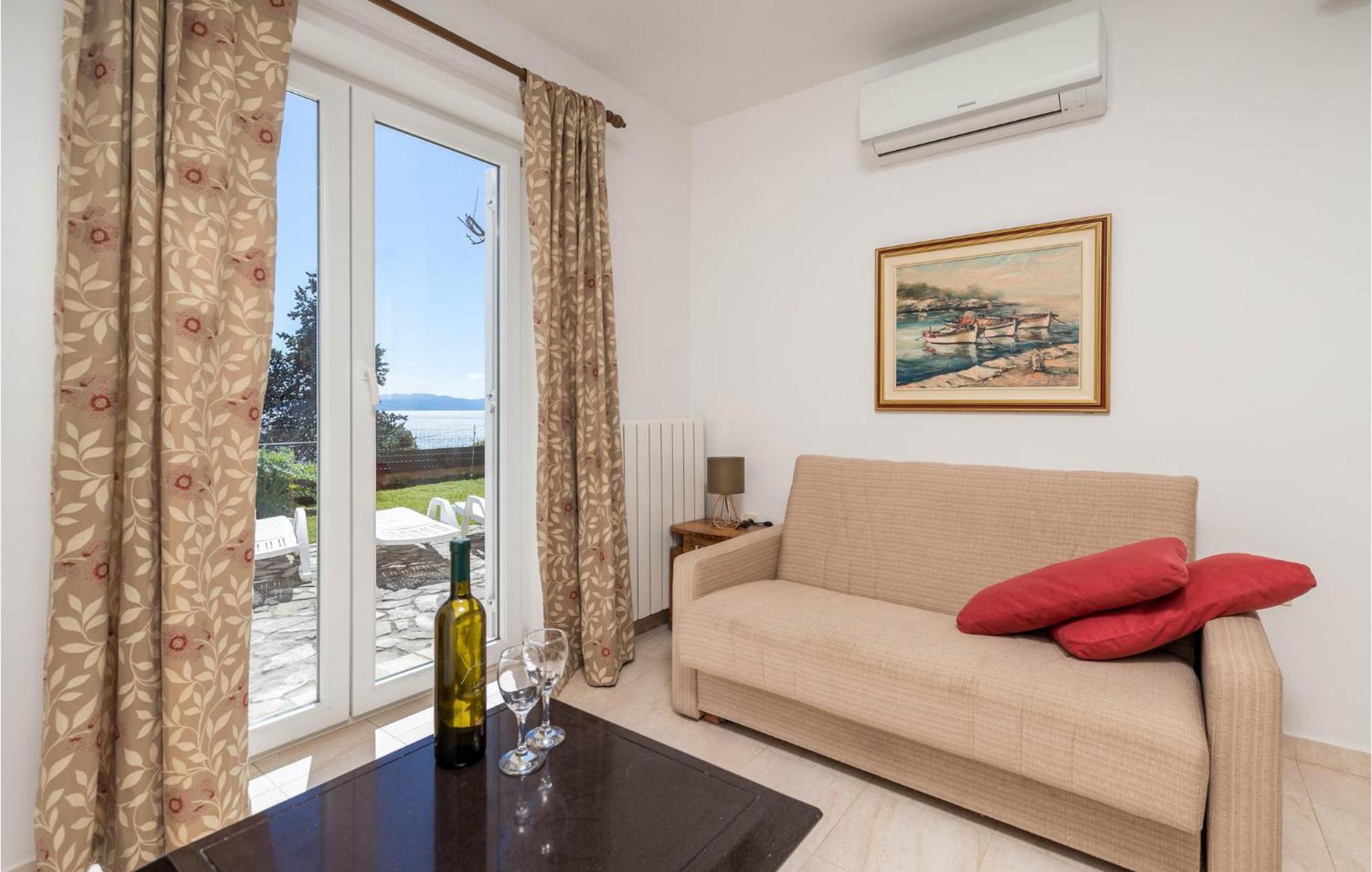 1 Bedroom Cozy Apartment In Ičići Extérieur photo