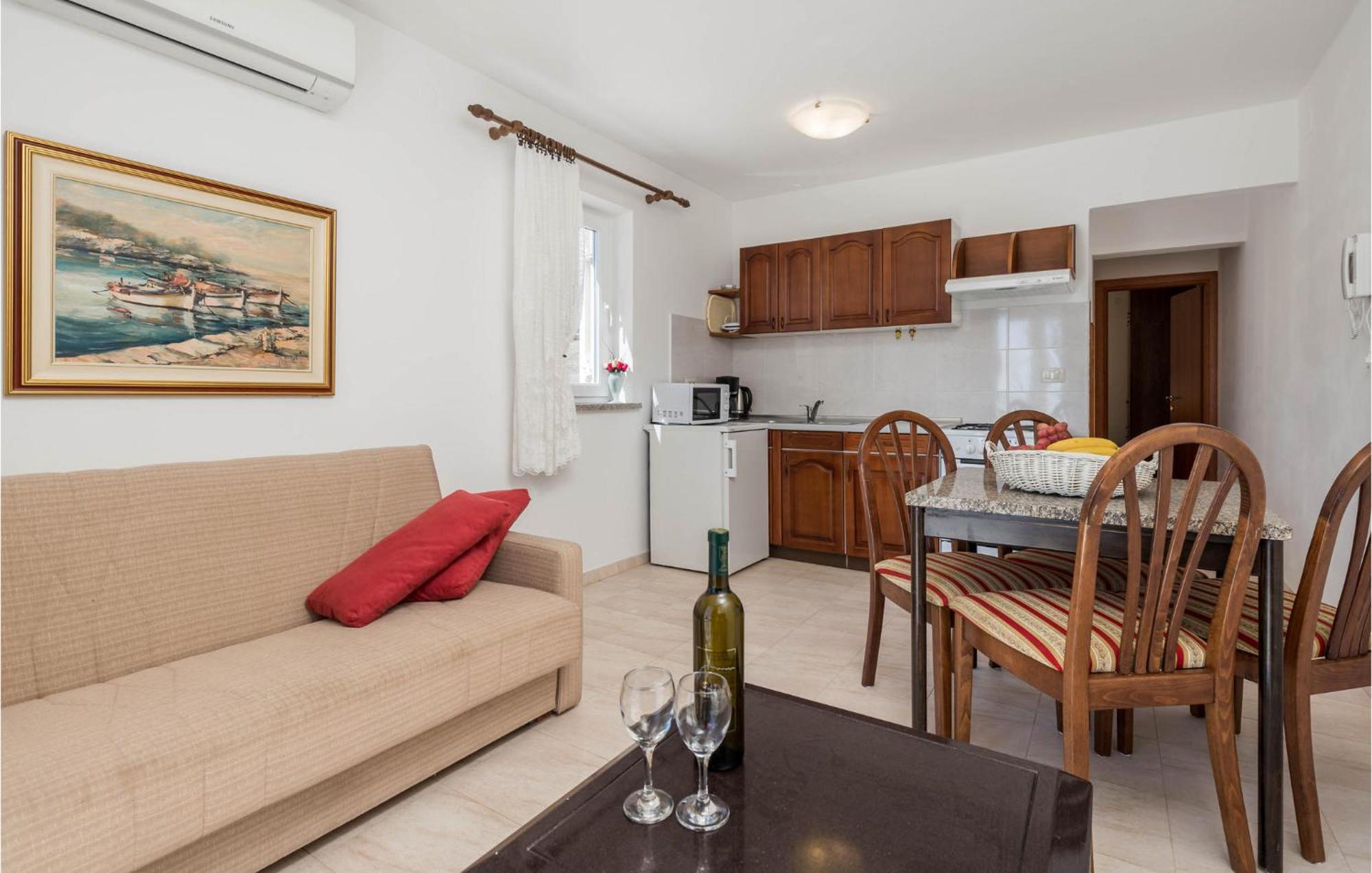 1 Bedroom Cozy Apartment In Ičići Extérieur photo